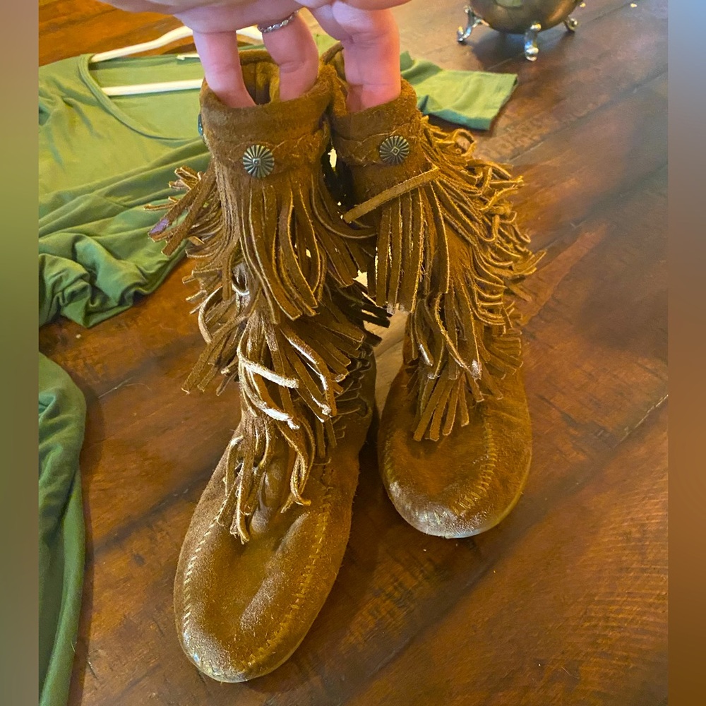 Minnetonka girls fringe boots. Youth size 3. Good used condition.